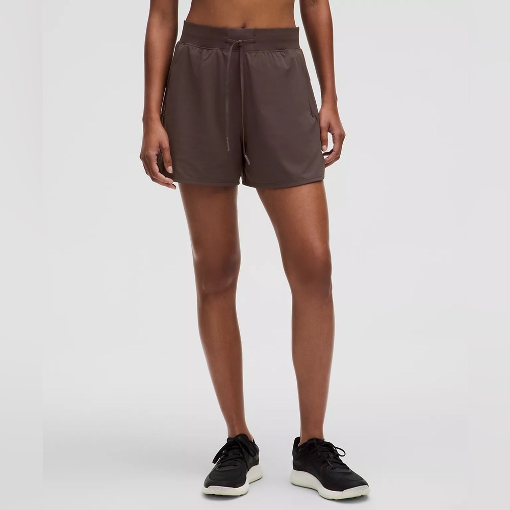 NWT License to Train High-Rise Short 4"